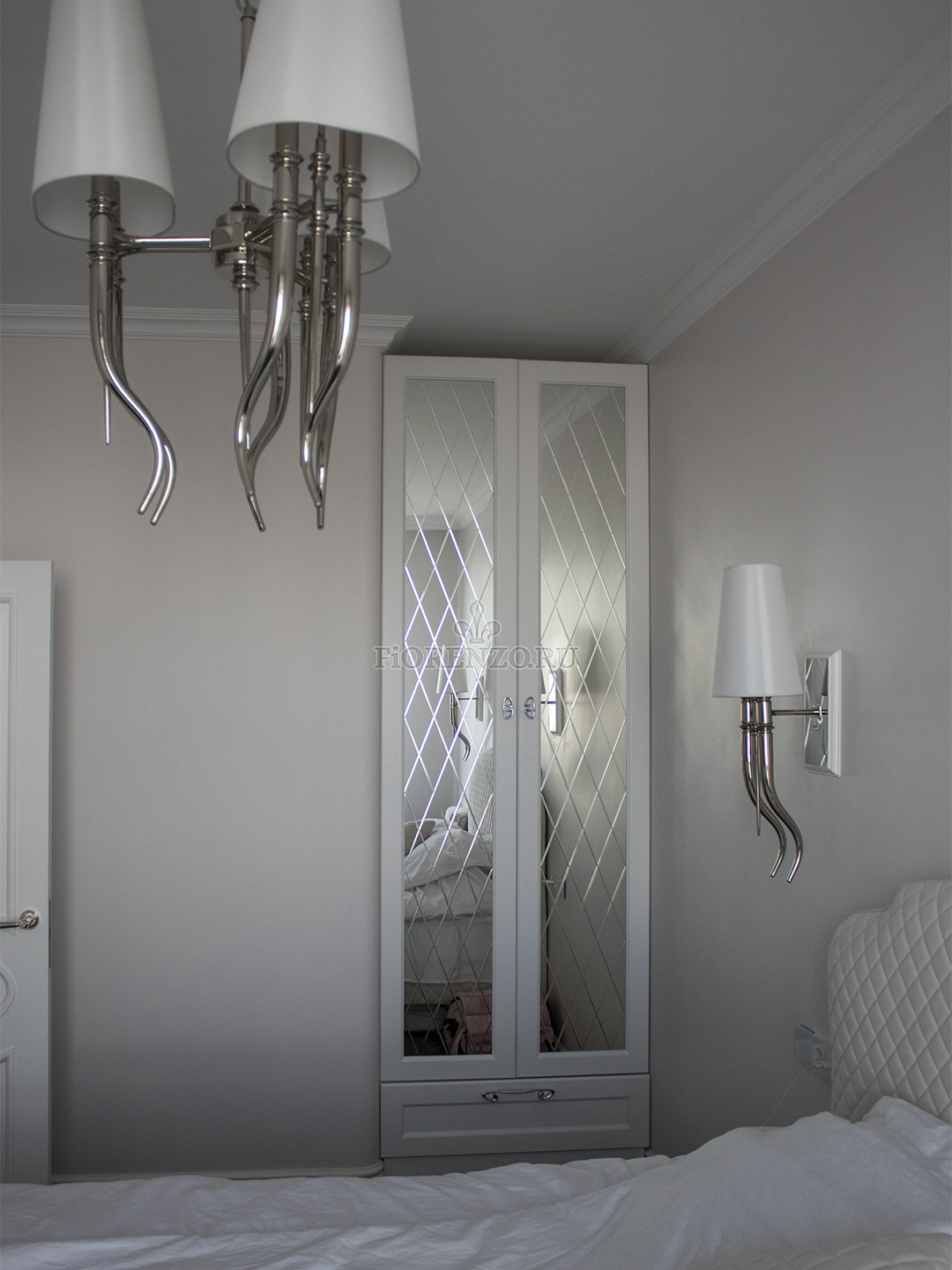 Белый шкаф для спальни с зеркальными дверьми