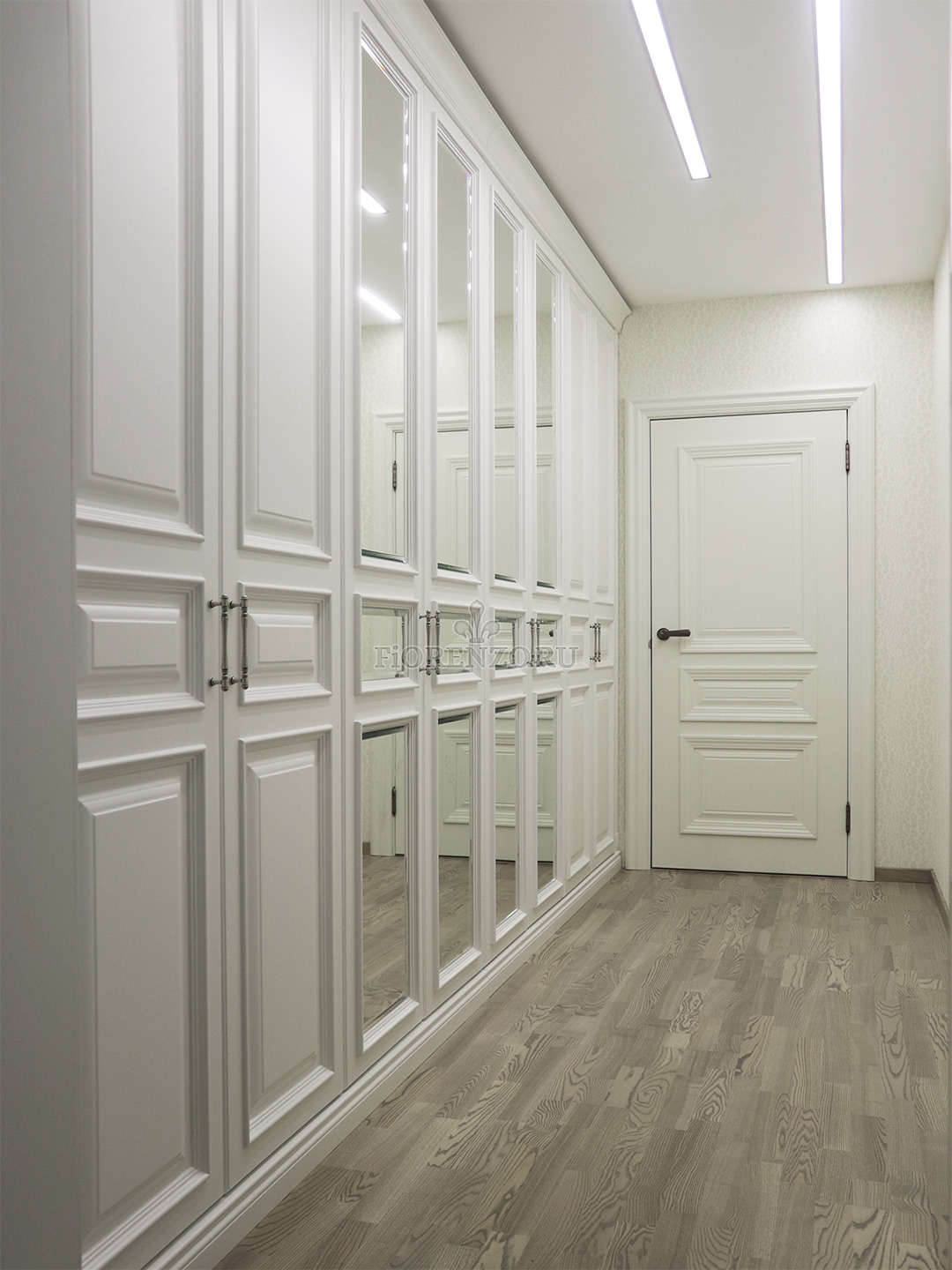 Белый встроенный шкаф в коридор