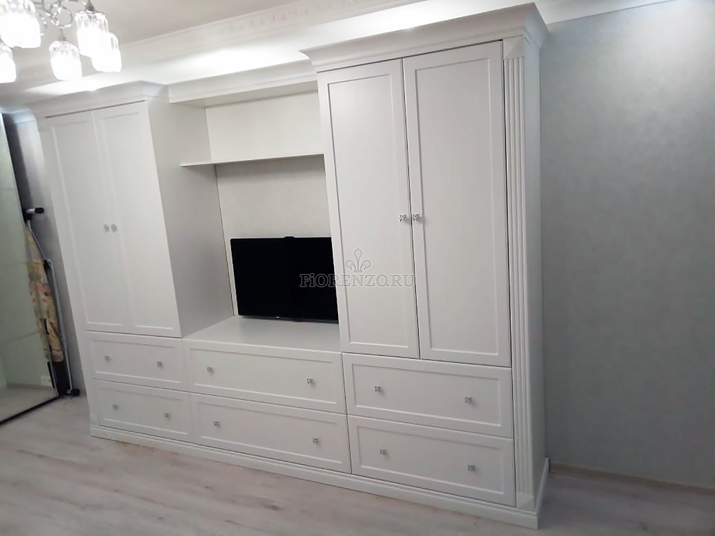 Белый шкаф для гостиной или спальни