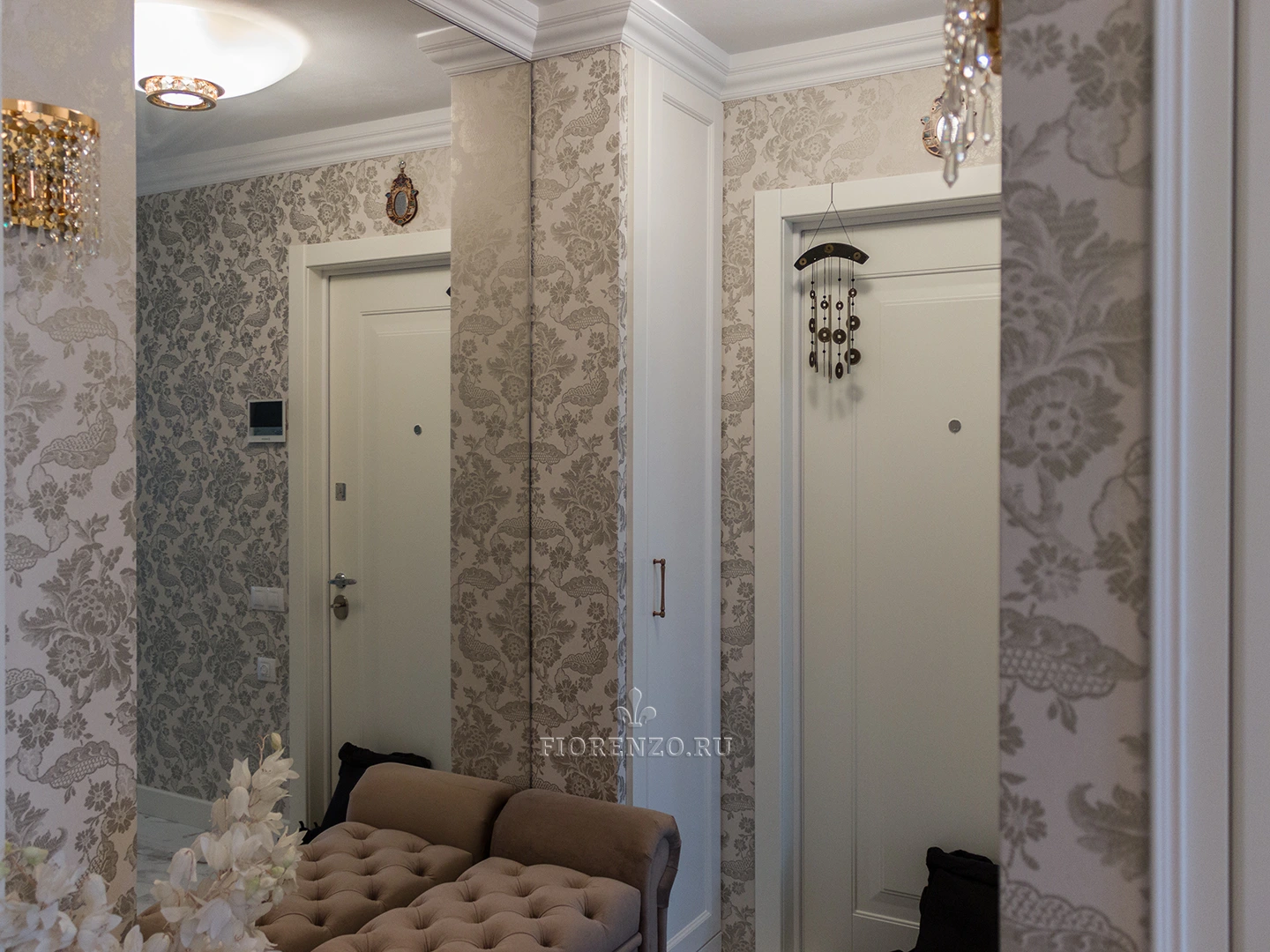 Шкаф пенал в коридоре