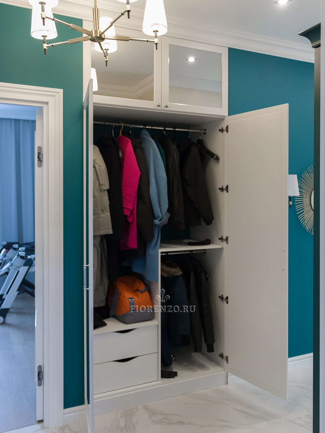 Встроенный шкаф изнутри