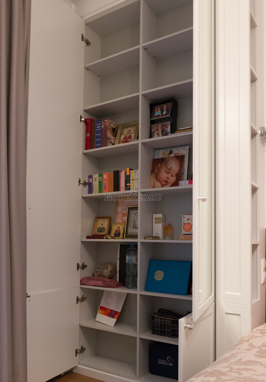 Шкаф для книг в спальне