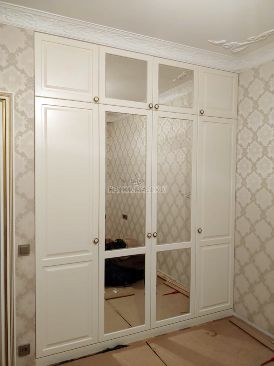 Встроенный зеркальный шкаф в прихожую «Кенмор»