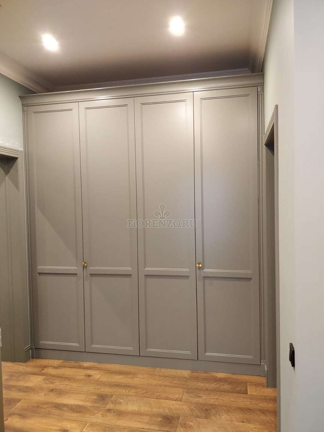 Серый встроенный шкаф «Торн» стиль неоклассик