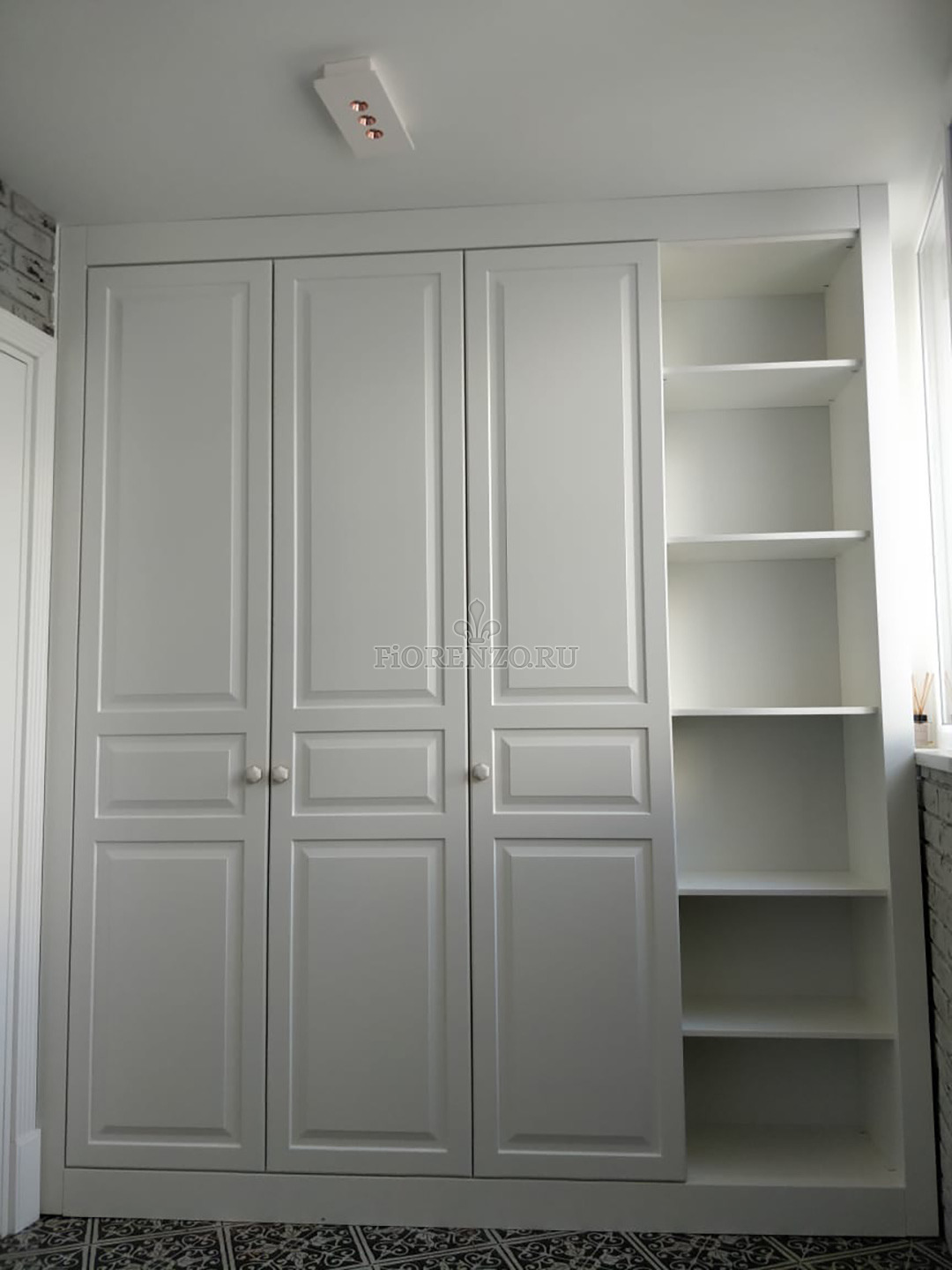 Белый встроенный классический шкаф «Флимс»