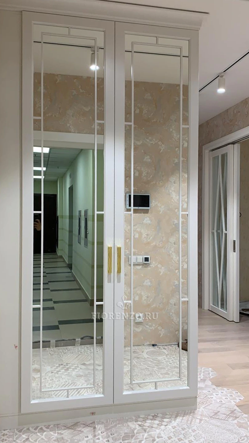 Щитки спятаны внутри шкафа