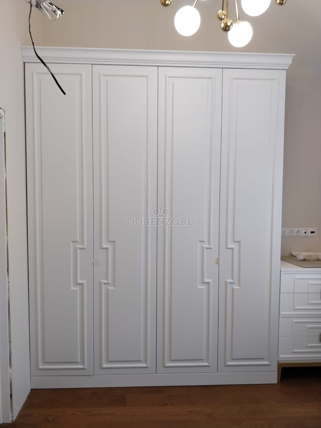 Белый шкаф в стиле неоклассик «Аньоне»