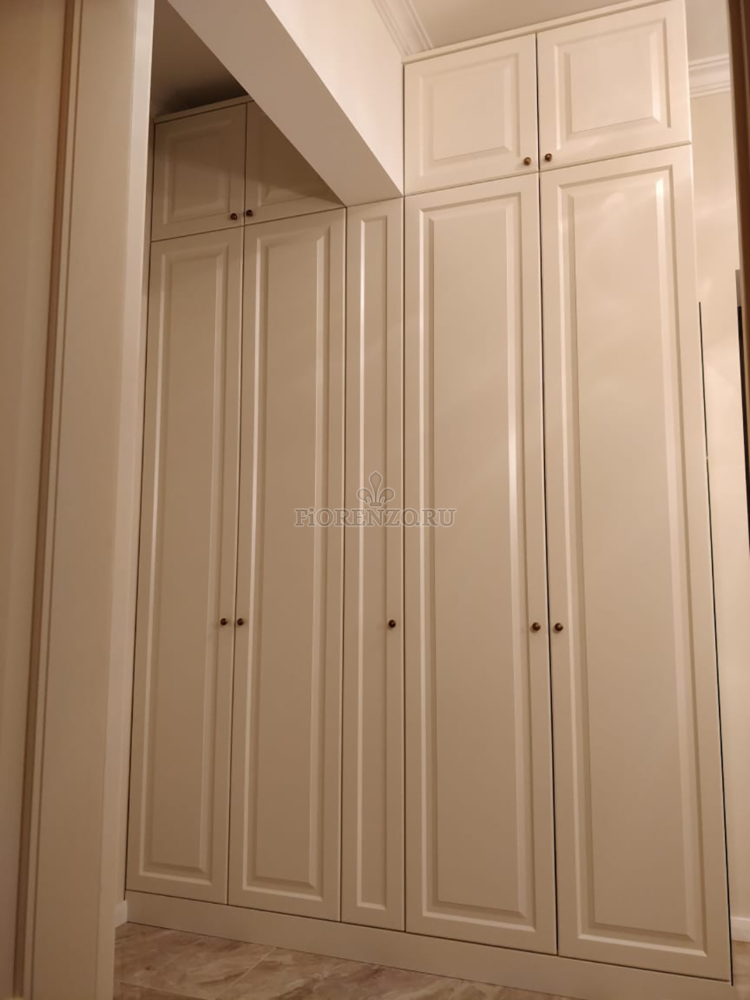Шкаф в прихожую в классическом стиле «Вероли»