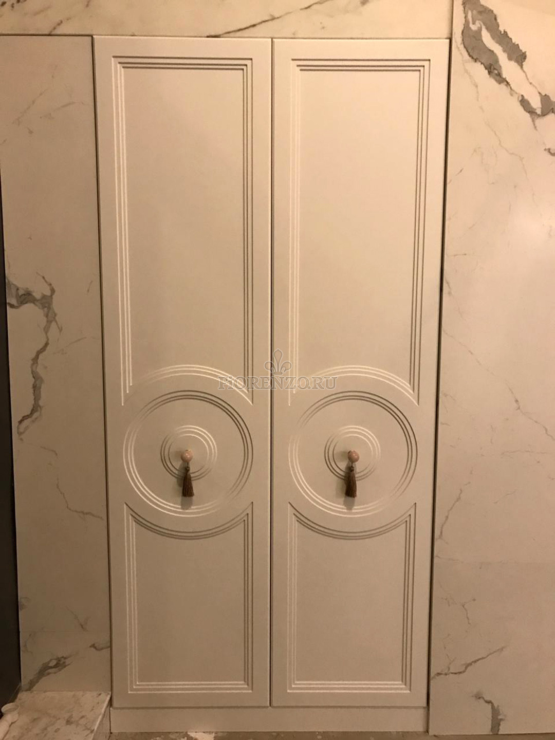 Шкаф с распашными дверьми