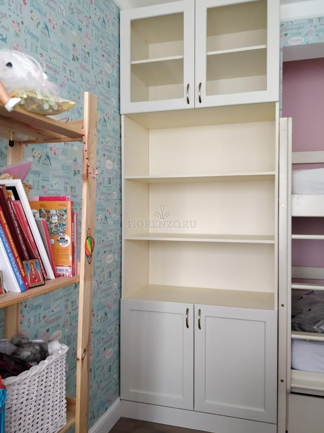 Книжный шкаф в детскую «Варси»