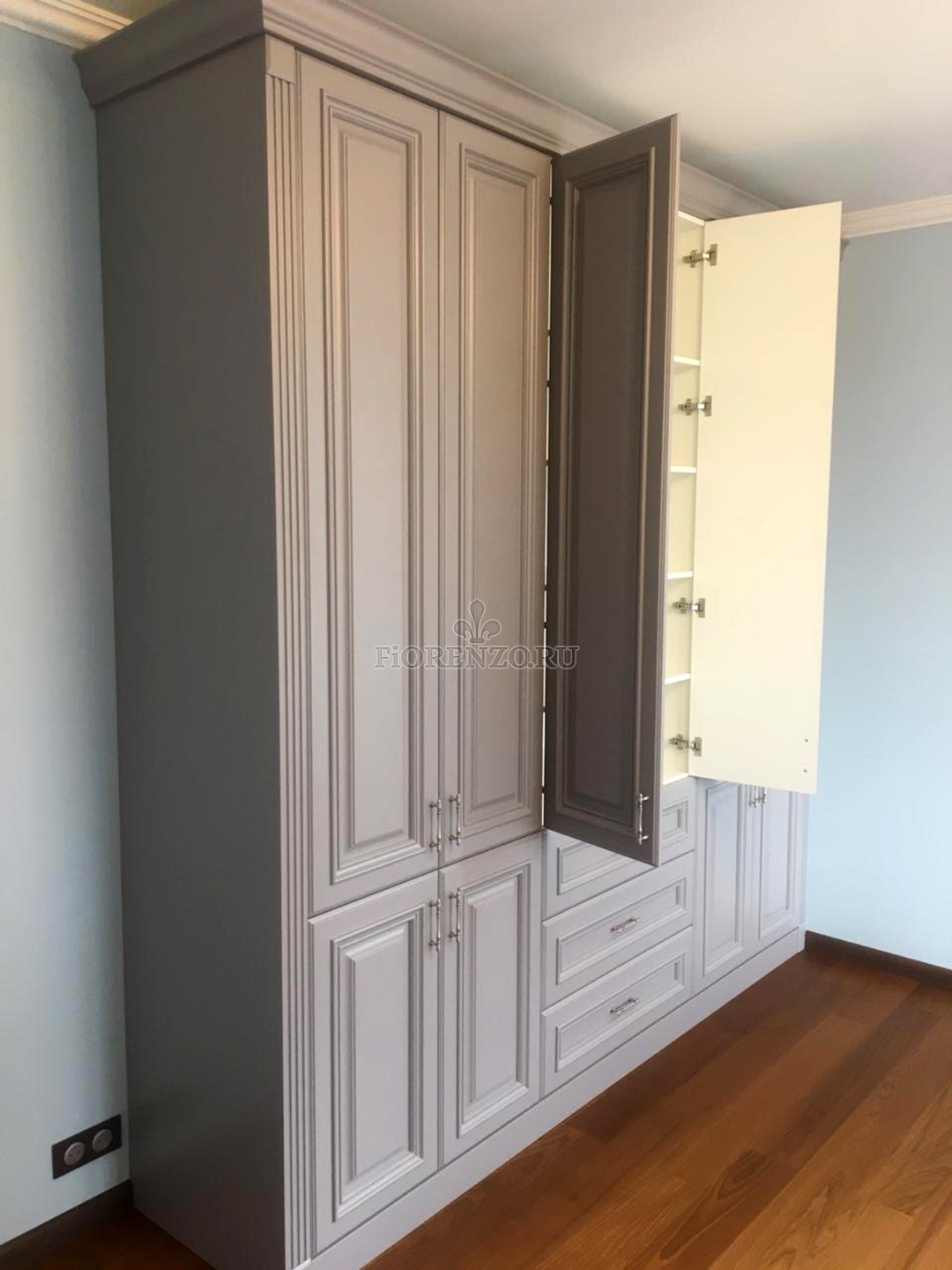 Шкаф с открытыми дверцами