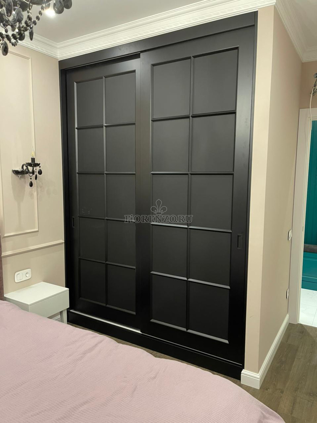 Чёрный встроенный шкаф-купе в спальню «ИльНеро»