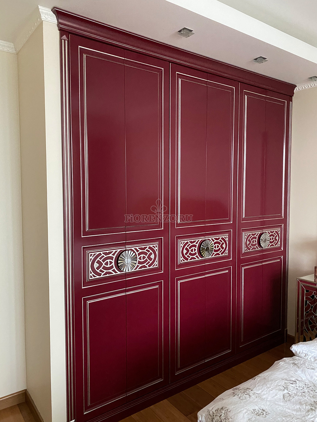 Изысканный красный шкаф «Россо» для спальни