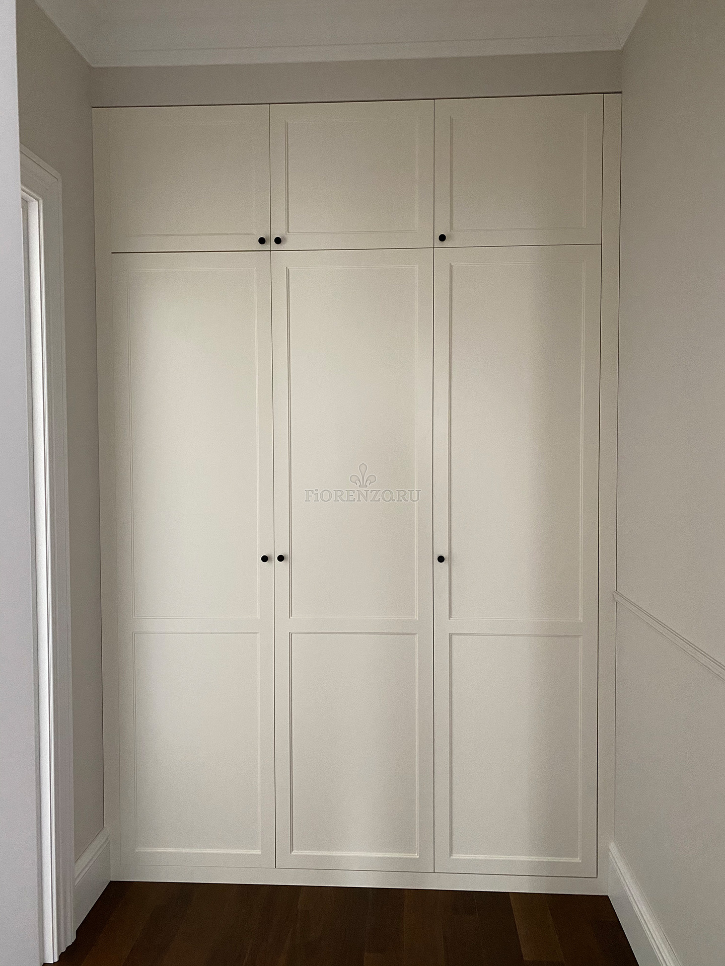 Белый встроенный шкаф «Сканди» в коридор