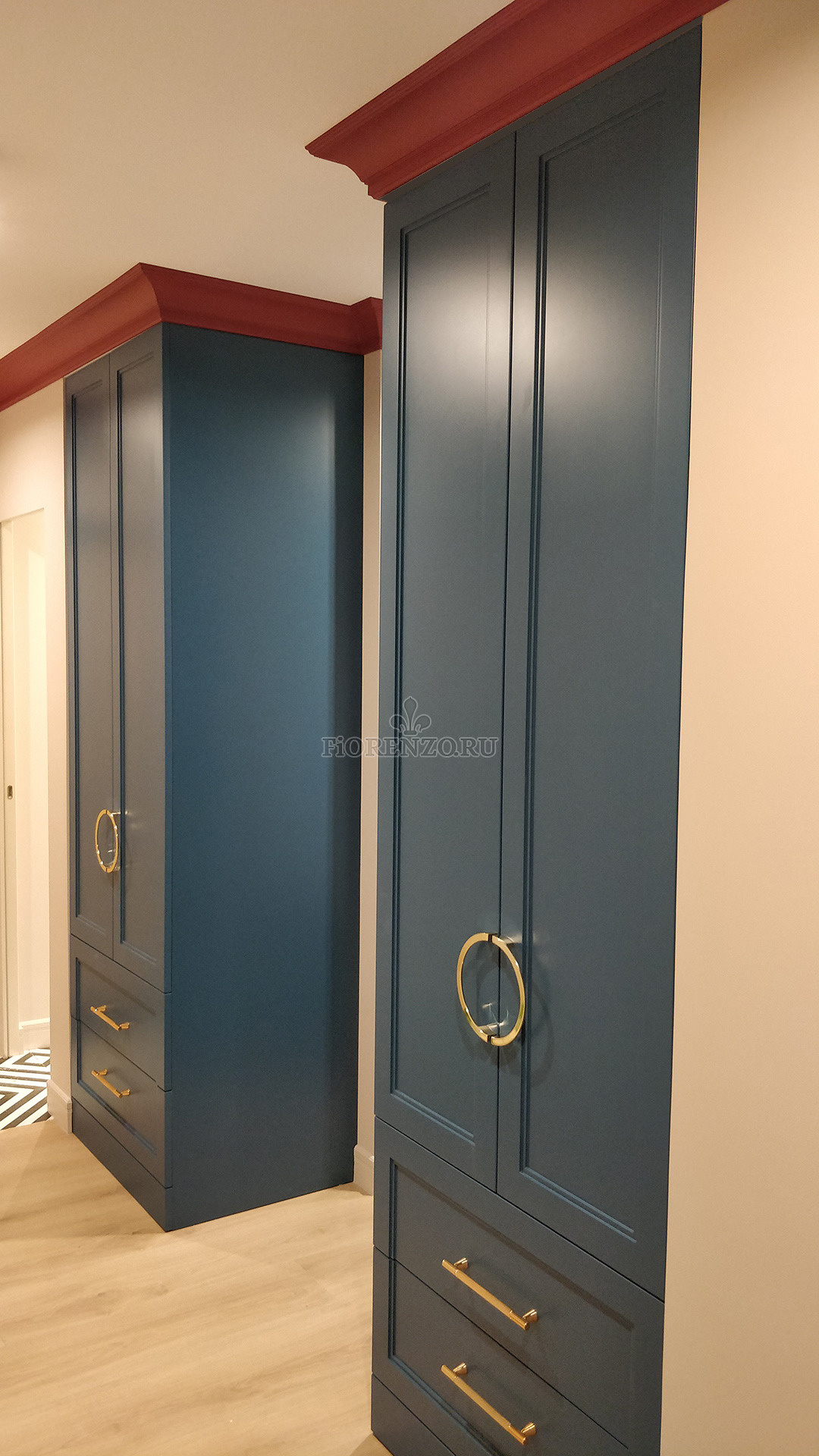 Синие шкафы в коридор