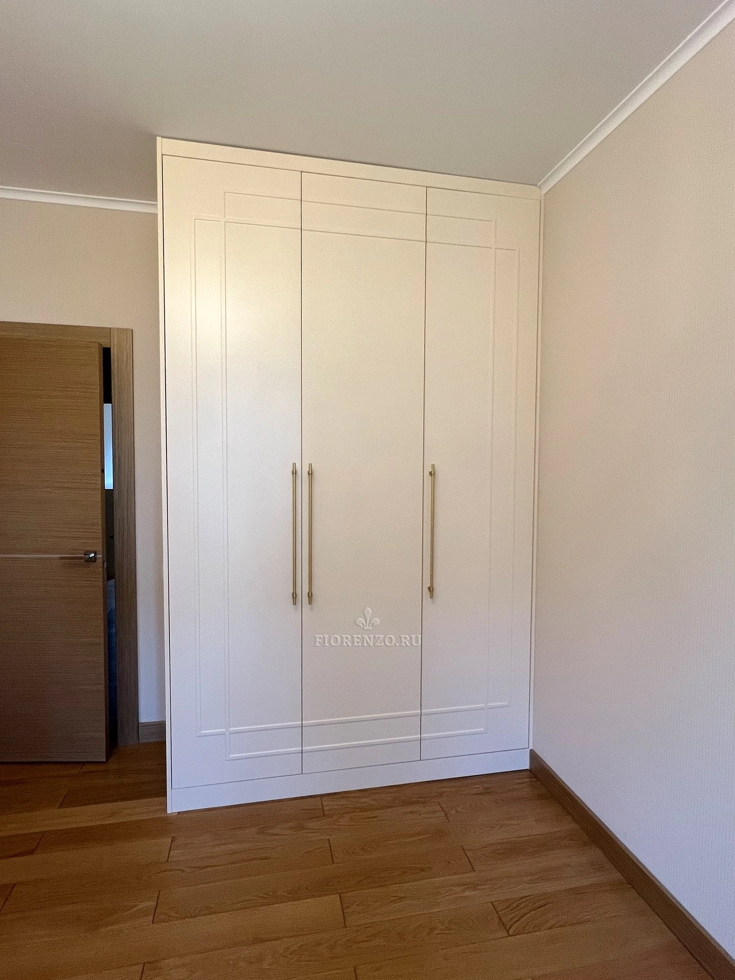 Шкаф в спальню белый цвет
