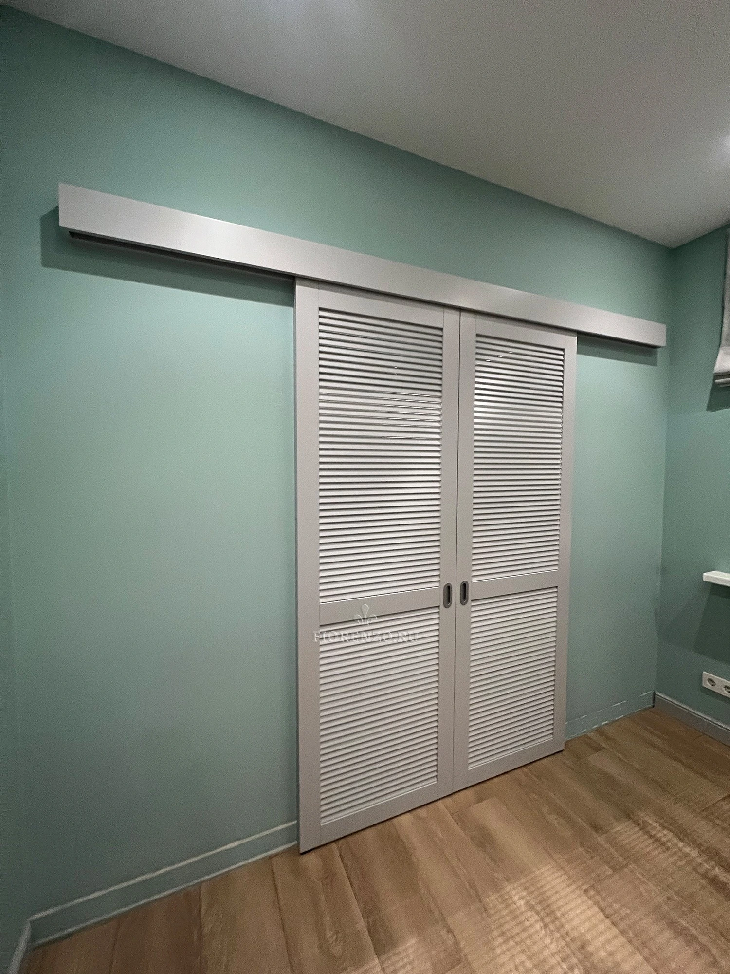 Шкафы в гардеробной комнате